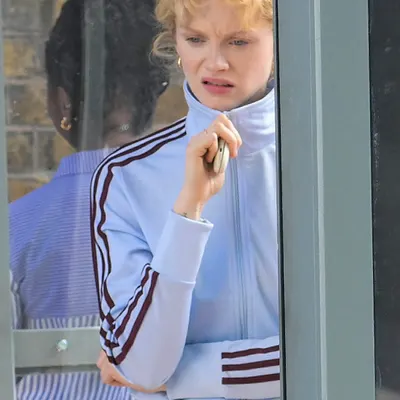 Black Mirror saison 8 : Emma Laird apparaît sur un tournage rempli de vieux fantômes